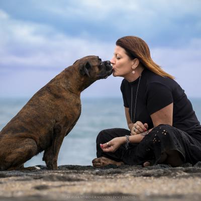 Cane Boxer e padrone si baciano