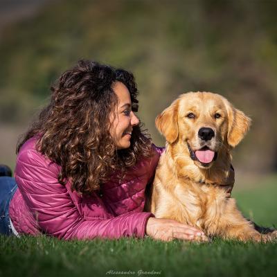 Cane Golden E Padrona sdraiati Sul Prato 