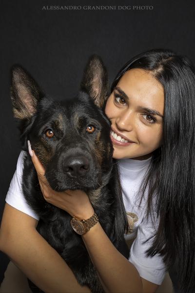 Ritratto di Cane Pastore Tedesco E Donna